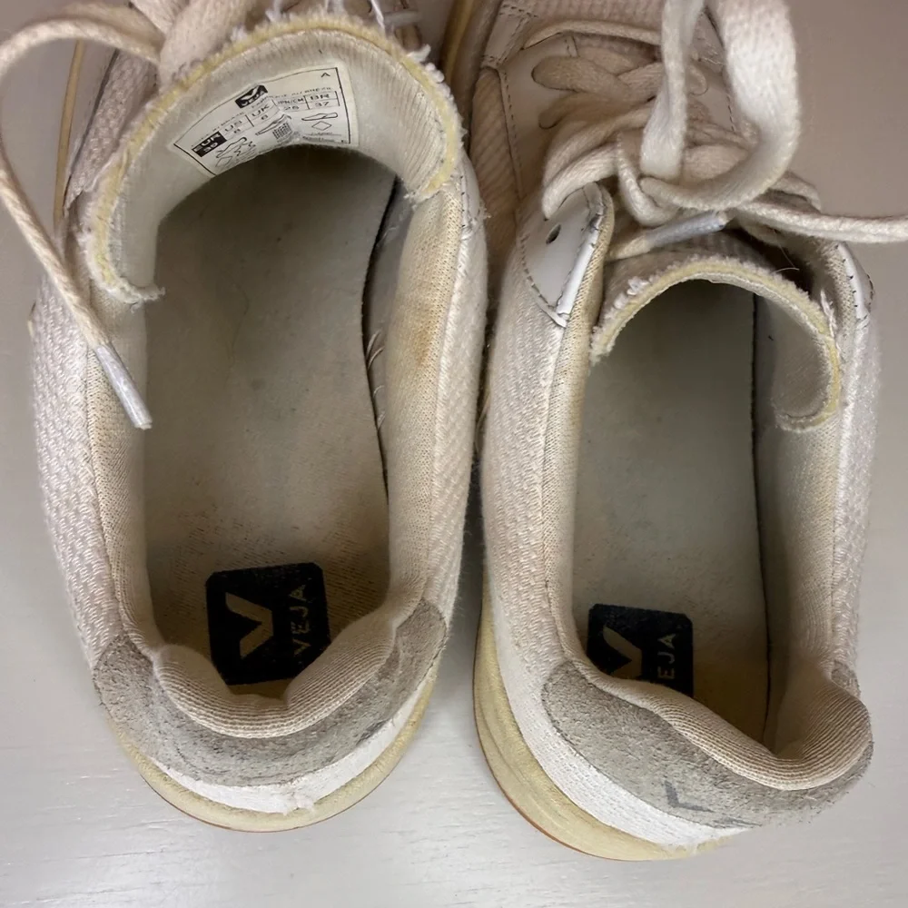 Veja V-12 Sneakers - Picture 5 of 6